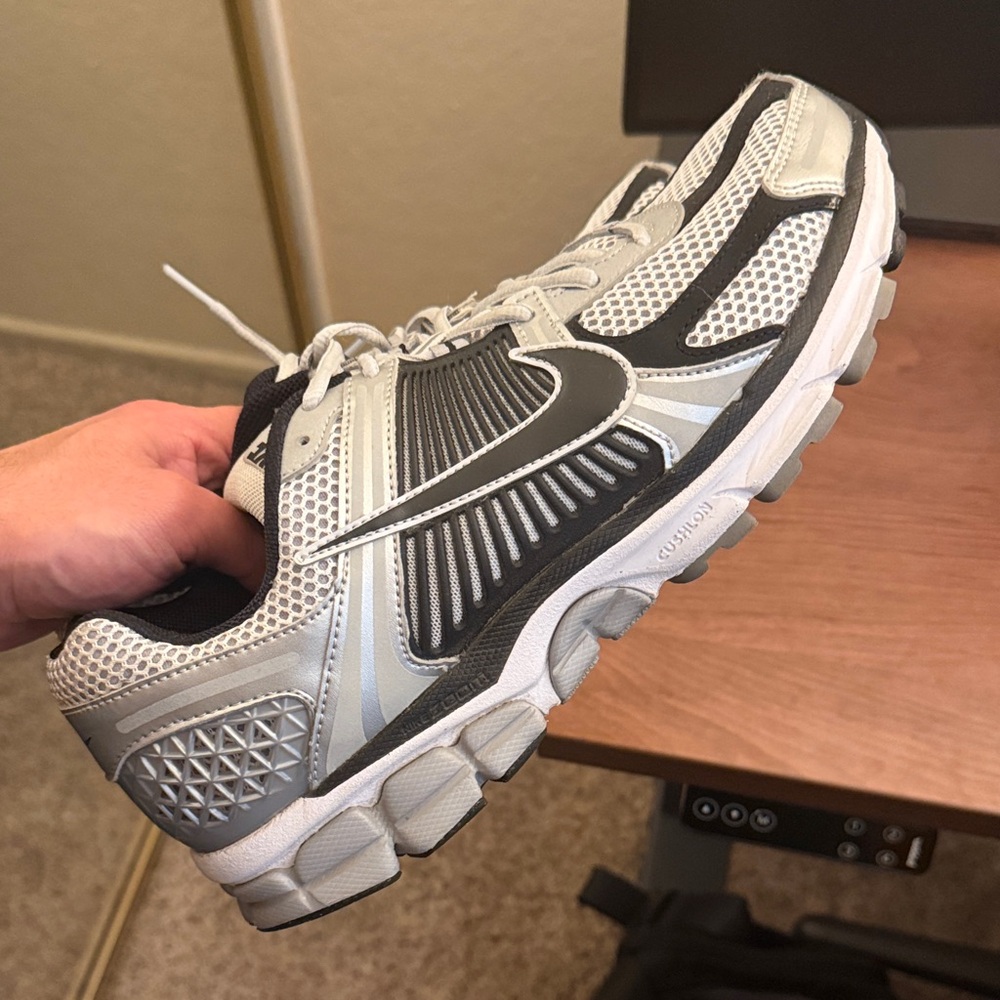 Nike Zoom Vomero 5 Sneaker (Men) in 9.5